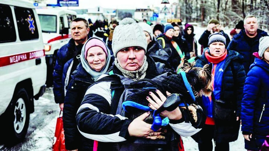 Civilians flee from Irpin outside Kyiv, Ukraine on Wednesday which faced repeated bombardment. Agency Photo