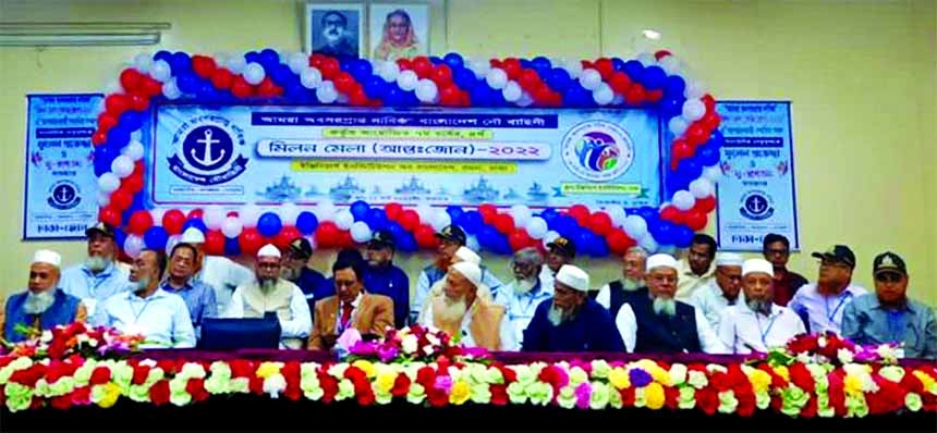 Senior sailor Monirul Islam speaks at the fanfare of retired sailors at the Engineers Institute in the city on Friday.