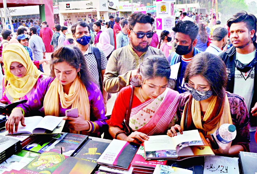 Book lovers gather at a stall of Amar Ekushey Boi Mela on the last day. This photo was taken from Suhrawardy Udyan on Thursday.