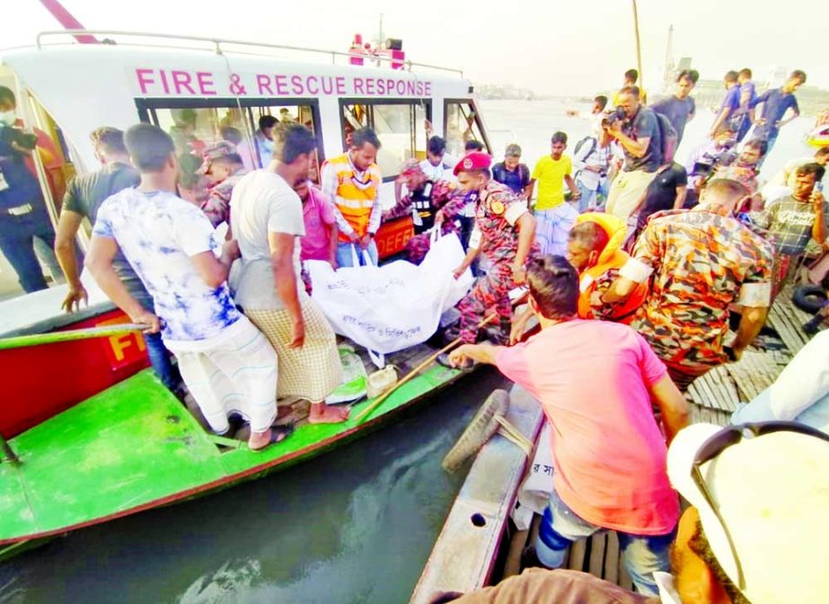 Rescue workers carry bodies of victims after a passenger launch capsized in the Shitalakkhya River in Narayanganj Sadar upazila yesterday. NN photo