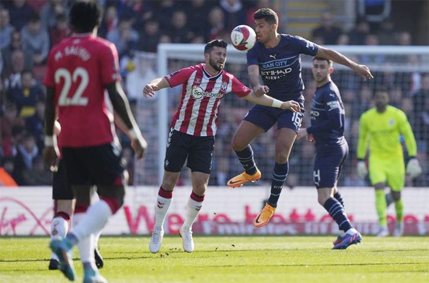 Southampton's Shane Long (2nd left) and Manchester City's Rodrigo vie for the ball during the English FA Cup soccer match between Southampton and Manchester City at St. Mary's stadium in Southampton, England on Sunday.
