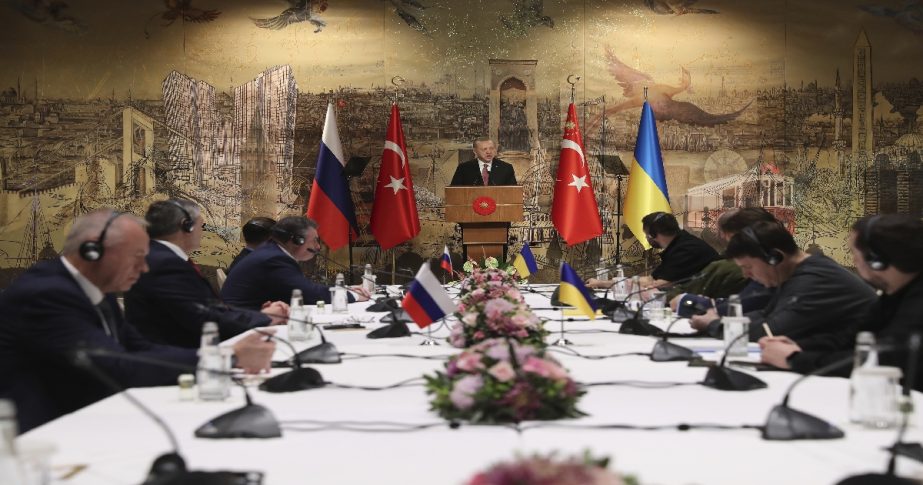 n this photo provided by Turkish Presidency, Turkish President Recep Tayyip Erdogan, center, gives a speech to welcome the Russian, left, and Ukrainian delegations ahead of their talks, in Istanbul, Turkey, Tuesday, March 29, 2022.