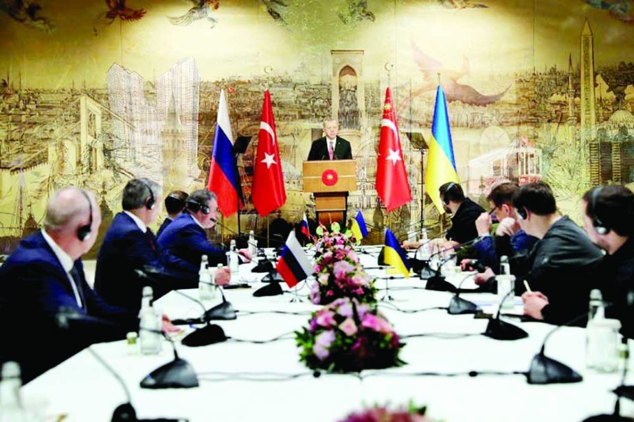 Turkish President Tayyip Erdogan addresses Russian and Ukrainian negotiators before their face-to-face talks in Istanbul, Turkey on Tuesday. Agency photo