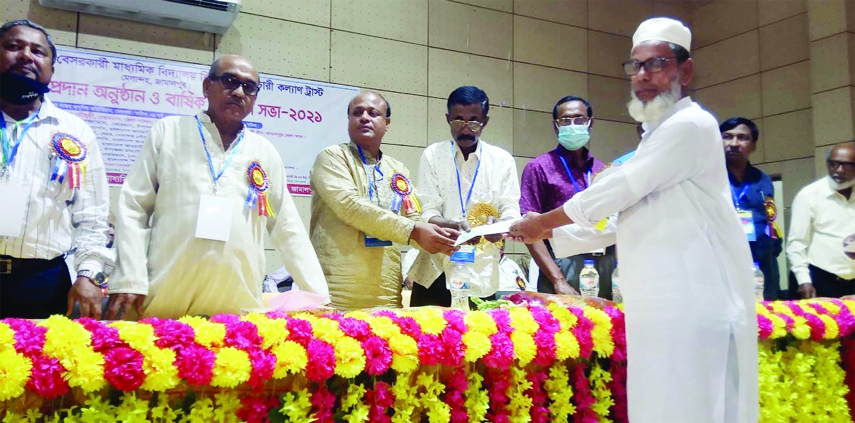 JAMALPUR: Engineer Kamruzzaman, Chairman, Melandah Upazila distributes pension among the retired non- government teachers at Mirza Azam Auditorium in Melandah Upazila organised by Non- Government Teachers'- Staff Welfare Trust on Tuesday.