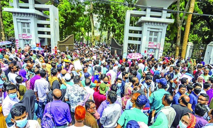 Students accompanied by their guardians throng in front of Arts Building of Dhaka University on Friday to participate in the MBBS first year admission test after long closure due to Covid-19 outbreak.
