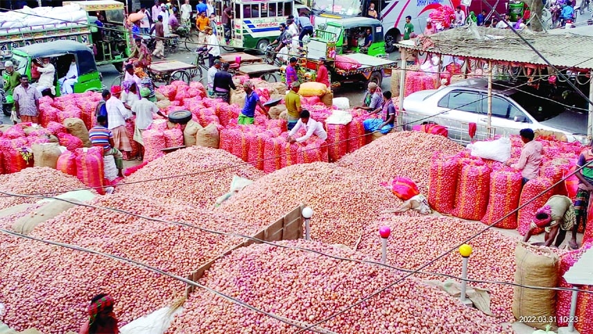 SANTHIA (Pabna): Farmers and traders are passing busy time in onion trading at the biggest weekly hat in Kashinathpur in Santhia Upazila as the district achieved bumper output in onion production this season. This picture was taken on Thursday.