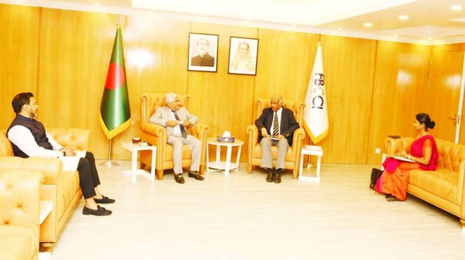 Sri Lankan High Commissioner to Bangladesh Sudharshan Seneviratne calls on Md Jashim Uddin, president of the Federation of Bangladesh Chambers of Commerce and Industry, at the federation building in the capital on Sunday.