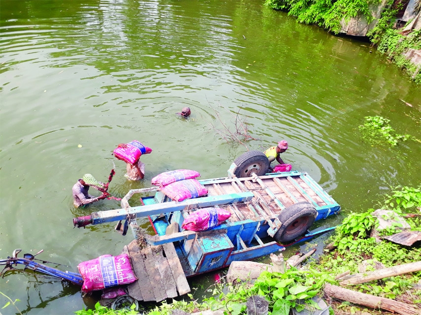 DAMUDYA (Shariatpur): A battery run auto- rickshaw laded with cement falls into a roadside ditch in Tinkhamba area of Damudya Upazila due to reckless driving on Saturday.