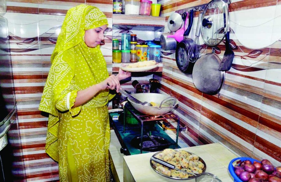 A woman preparing Iftar items on kerosene guzzled stove in the Old Dhaka on the second day of Ramzan on Monday amid gas crisis in the city. NN photo
