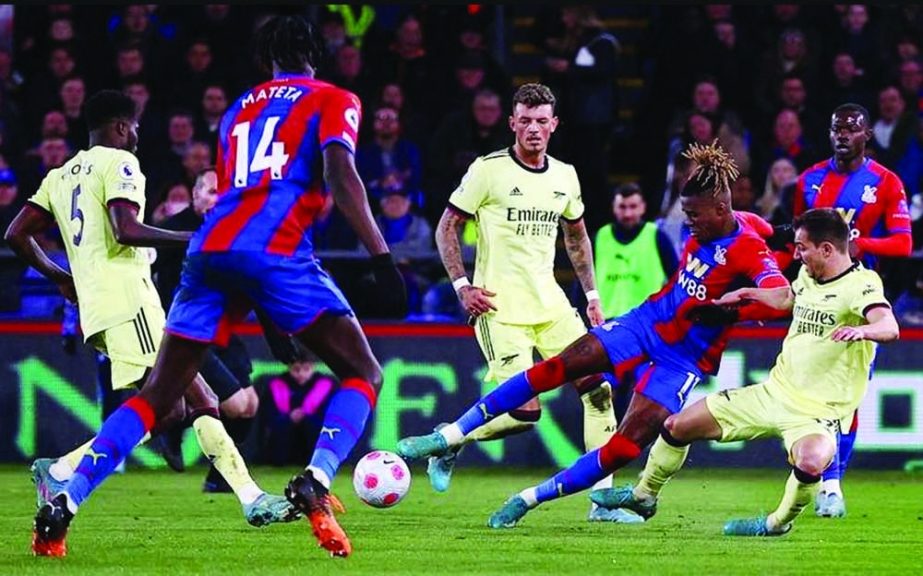 Arsenal's defender Cedric Soares (right) vies with Crystal Palace's striker Wilfried Zaha (2nd right) during the English Premier League football match between Crystal Palace and Arsenal at Selhurst Park in south London on Monday. Agency photo