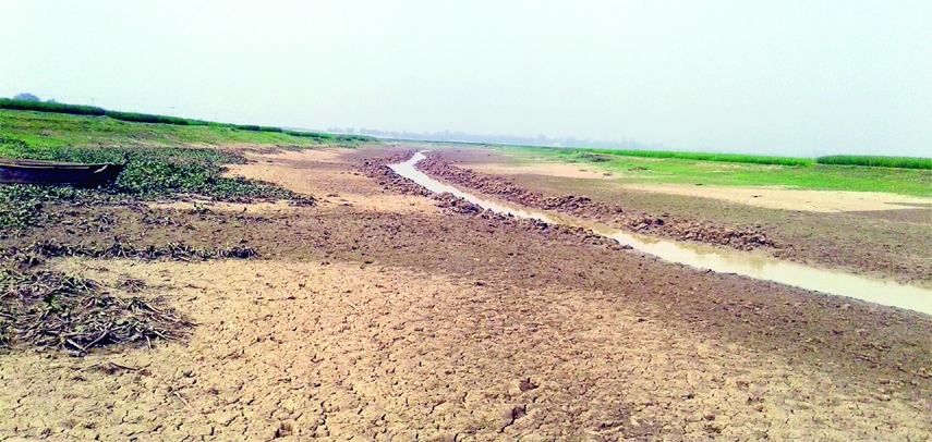 SAPAHAR (Naogaon): The immediate re- excavation Tarachand canal at Sapahar Upazila needed for agriculture development. The snap was taken on Tuesday.