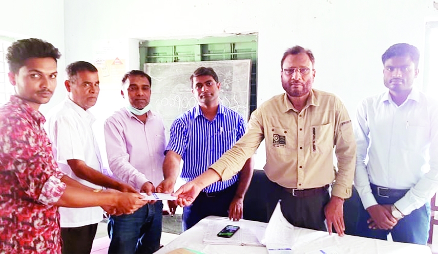BHANGURA (Pabna): Md. Mamunar Rashid, Rural Development Officer, Bangladesh Rural Development Board (BRDB) of Bhangura Upazila distributes crop loans among 39 farmers at BRDB Hall Room on Tuesday.