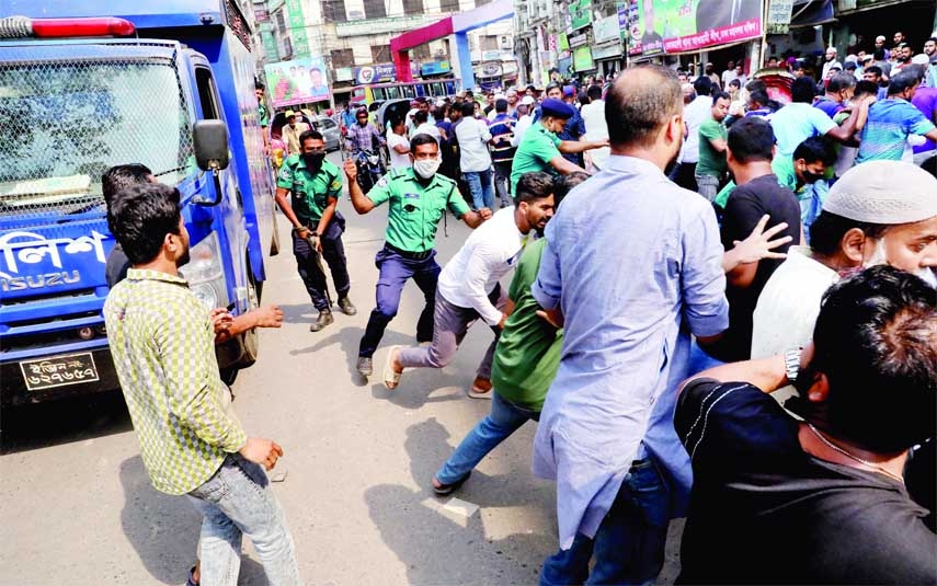 BNP activists clash with police on Old Dhaka’s English Road after the arrest of their leader Ishraque Hossain on Wednesday in a violence case during protests. NN photo