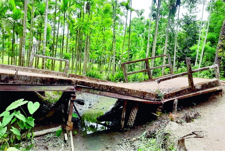 BETAGI (Barguna): The broken culvert of Laxmipura Bazar- Mallik Bari Road in Sadar Union of Betagi Upazila needs immediate repair . The snap was taken on Wednesday.