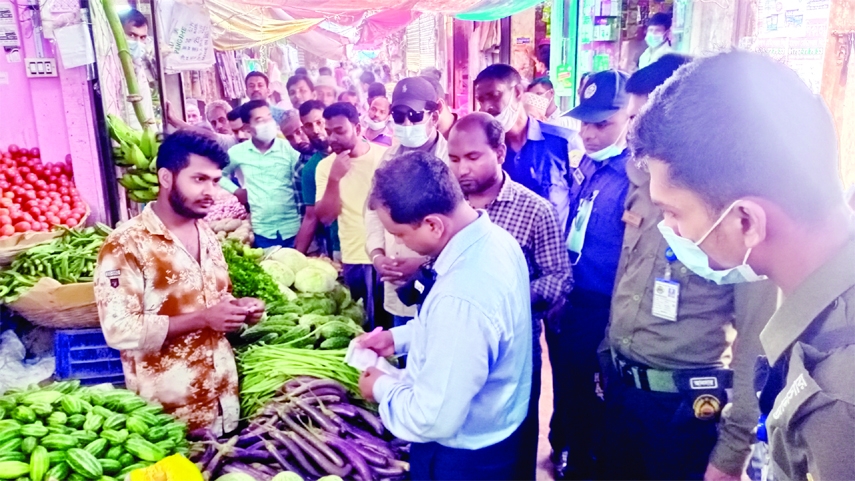 KALAPARA (Patuakhali): Mobile court led by Executive Magistrate Abu Hasnat Mohammad Shahidul Haque fine 10 traders for selling essential commodities in high price at Kalapara kitchen market of Patuakhali on Tuesday.
