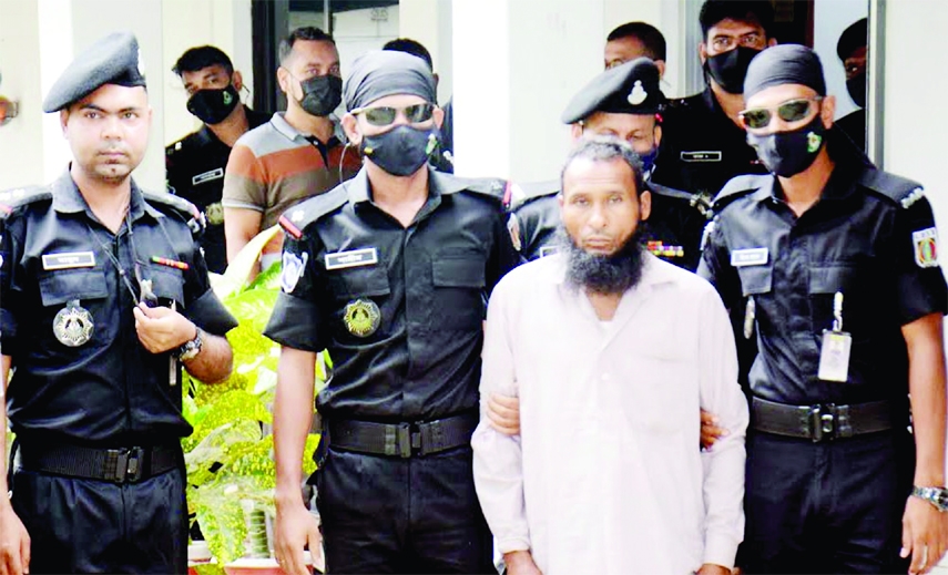 NILPHAMARI: Members of RAB-13 Rangpur headquarters have arrested Mabu Mia alias Mabu Dakat accused in 34 cases along with weapons and drugs from Kishoreganj Upazila in Nilphamari on Tuesday.