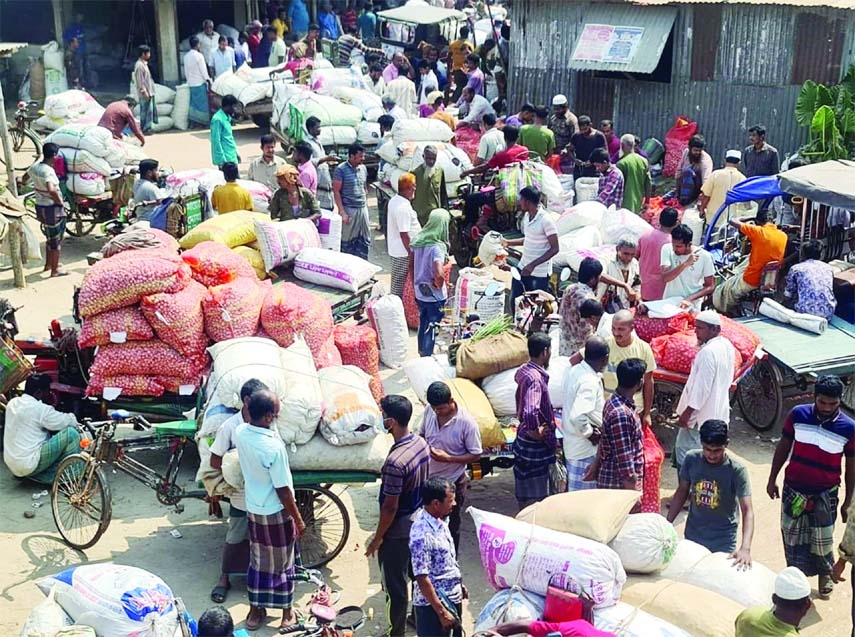 MADHUKHALI (Faridpur): Onion traders argue with buyers at Madhukhali Poura Sadar Hat due to low price despite of huge supply on Friday.