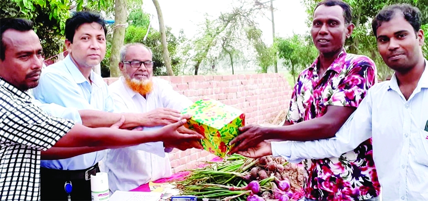 NAOGAON : Md Shafiqur Rahman, Divisional Manager, Lal Teer Seed Ltd distributes prizes among the successful farmers at the Field Day on hybrid onion in Shutkey Bazar of Naogaon on Monday.