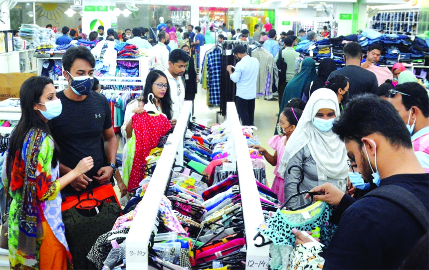 Eid shoppers crowd at a clothing shop in the capital's Jamuna Future Park shopping mall on Friday.