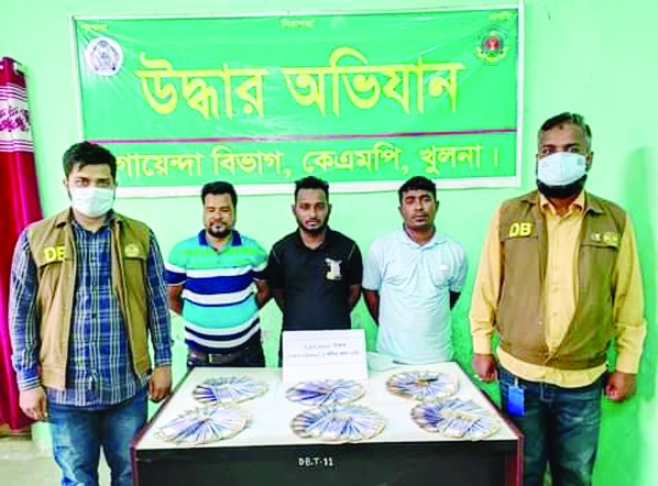 KHULNA: A special team of KMP's Detective Branch arrested three persons along with fake currency of Tk 2.82 lakh from Chhoto Mirzapur area in Khulna City recently.