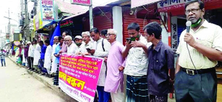 KISHOREGANJ: Communist Party of Bangladesh (CPB) in Kishoreganj forms a human chain on Saturday at Gourango Bazar protesting the loss of crops in the haor areas and demanded proper compensation to the affected farmers.