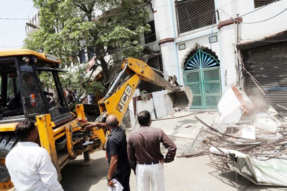 A bulldozer demolishes a part of a mosque in Jahangirpuri, New Delhi