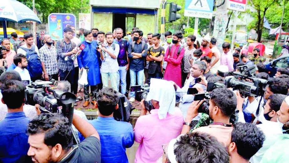 Students of seven colleges affiliated to Dhaka University stage protest at Nilkhet crossing on Wednesday protesting attack on Dhaka College students. NN photo