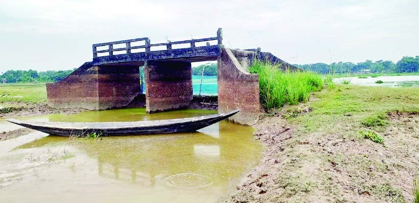 KULAURA (Moulvibazar): The Bridge on the canal Baradal and Karera villages at in Bhukshimoul Union of Kulaura Upazila remains abandoned for the last two decades as no link roads were made to connect the villages. The snap was taken on Thursday.