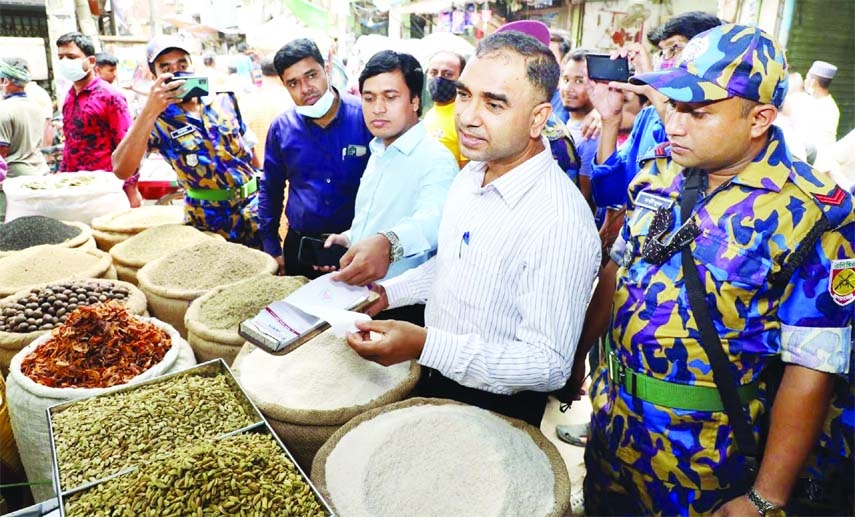 A team of National Consumer Rights Protection Directorate led by a magistrate conduct a drive at a wholesale spice shop at Moulvibazar area in the capital on Thursday ahead of Eid.