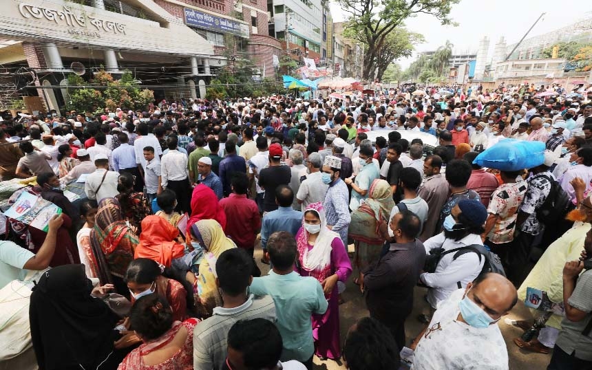Guardians flanked by examinees in front of Tejgaon College in the capital on Friday for Dental College Admission test. As a result, vehicular movement stopped.