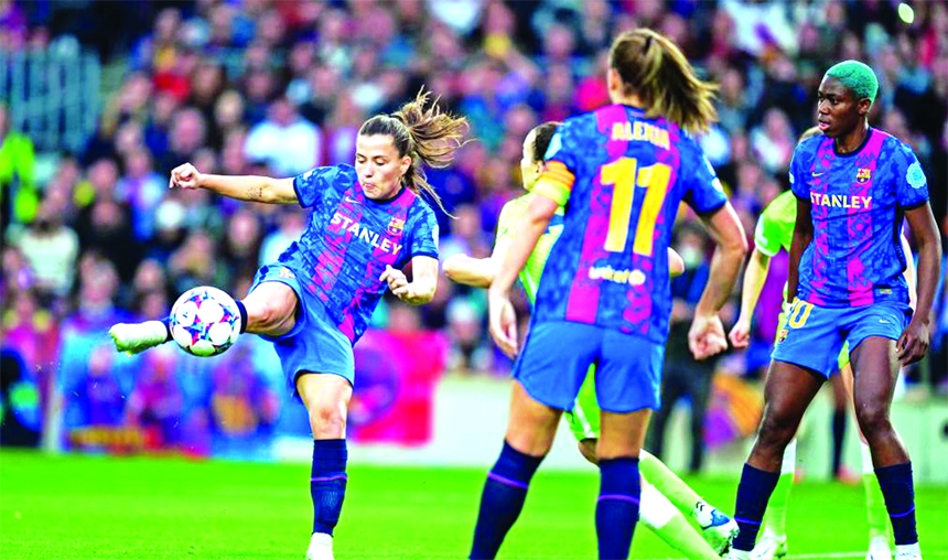 Barcelona's Claudia Pina (left) shoots the ball during a UEFA Women's Champions League semifinal first leg match between FC Barcelona of Spain and Wolfsburg of Germany in Barcelona, Spain on Friday.