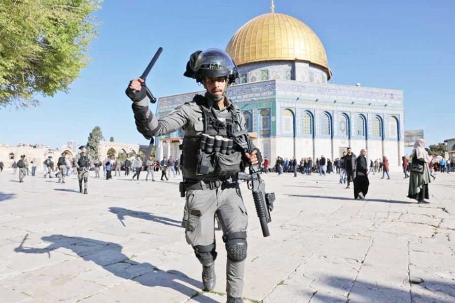 The Al Aqsa Mosque is raided by the Isaraeli troops Agency photo