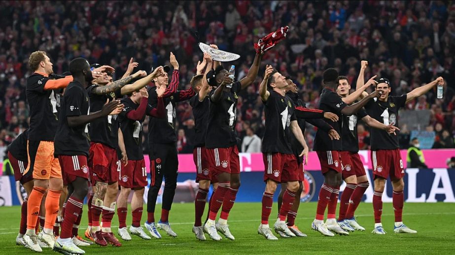 Bayern Munich players celebrate after the German first division Bundesliga football match between FC Bayern Munich and BVB Borussia Dortmund in Munich, southern Germany on Saturday. Agency photo
