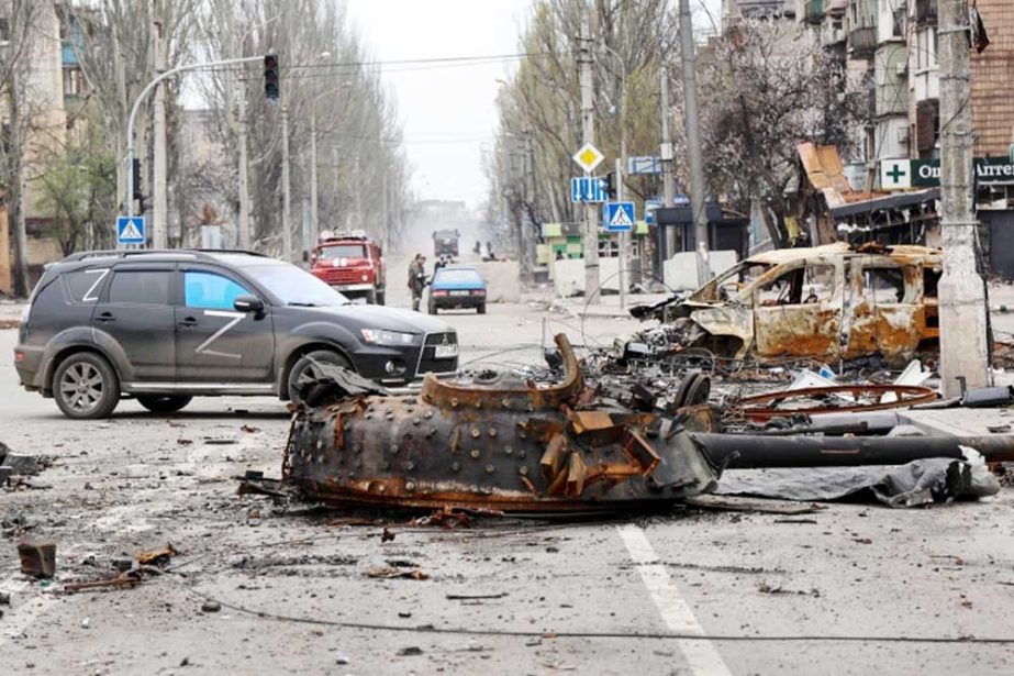 A part of a destroyed tank and a burned vehicle sit in an area controlled by Russian-backed separatist forces in Mariupol, Ukraine on Sunday. Agency photo