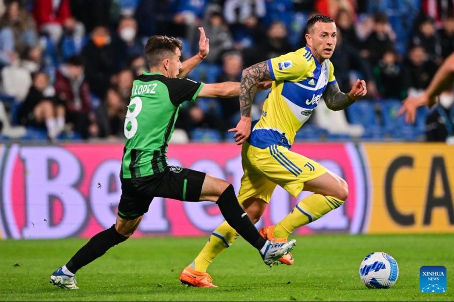 Juventus' Federico Bernardeschi (right) vies with Sassuolo's Maxime Lopez during their Serie A football match in Reggio Emilia, Italy on Tuesday. Agency photo