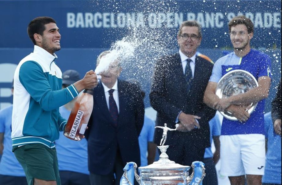 Spain's Carlos Alcaraz (left) celebrates after winning the ATP Godo Tournament final tennis match against Spain's Pablo Carreno Busta in Barcelona, Spain on Sunday. Agency photo