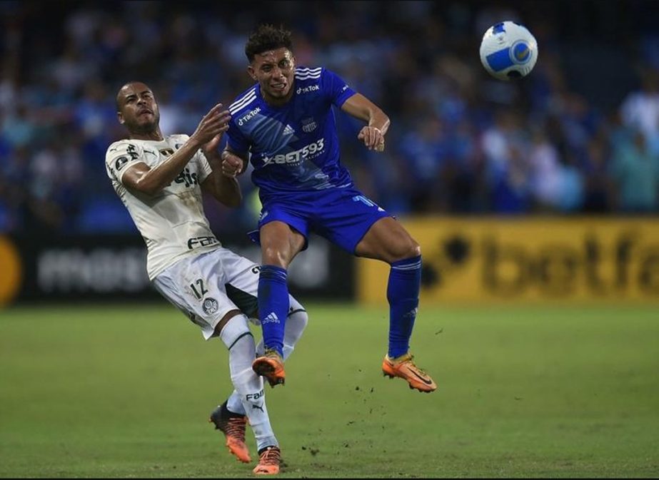 Palmeiras' Mayke (left) and Emelec's Joao Rojas (right) vie for the ball during their Copa Lib ertadores group stage football match at the George Capwell stadium in Guayaquil, Ecuador on Wednesday. Agency photo