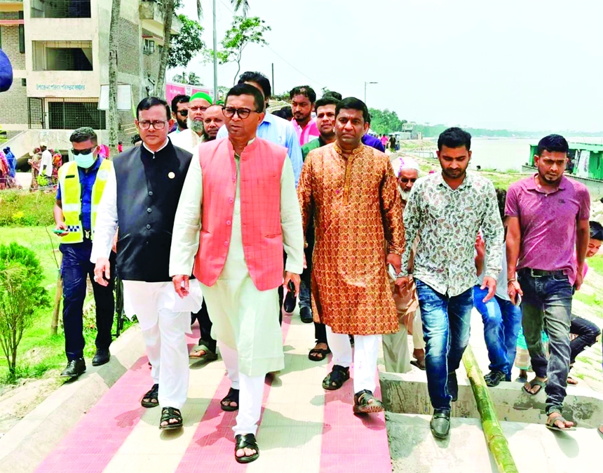 Deputy Minister for Water Resources AKM Enamul Haque Shamim inspects the progress of Danteer Raksha Prokalpo of Padma at Naria-Zajeera in Shariatpur on Friday.