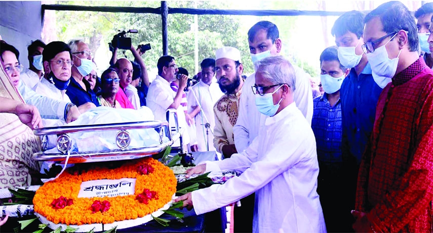 Vice-Chancellor of Dhaka University Prof. Dr. Akhtaruzzaman along with others pays floral tributes on the coffin of former Finance Minister AMA Muhith at the Central Shaheed Minar in the city on Saturday.