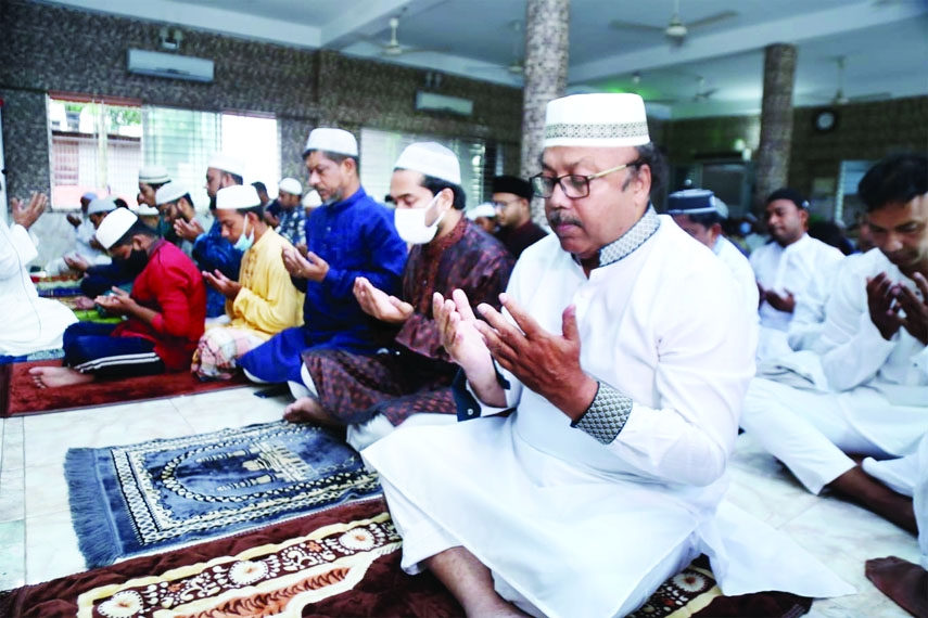 RAJSHAHI: A H M Khairuzzaman Liton, Mayor, Rajshahi City Corporation offers Munajat after Eid prayer at Kadirganj Baitul Aman Jame Mosque on Tuesday.
