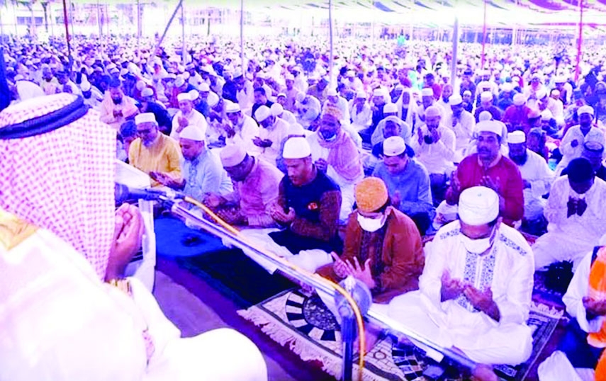 RANGPUR: A view of at Eid-ul-Fitr congregation at a Eidgah in Rangpur on Tuesday.