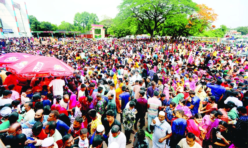 Visitors overcrowd the zoo in the capital on Thursday as part of their Eid celebration which was almost impossible for two years due to Corona pandemic.