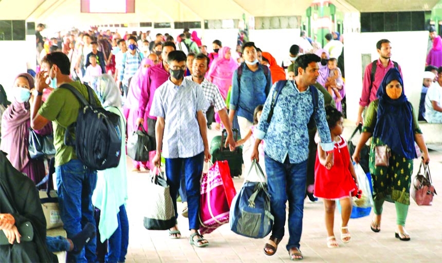 A large number of holidaymakers returning to the capital on Friday after Eid celebrations, though the office resumed a day before. This photo was taken from Kamalapur Railway Station in Dhaka.