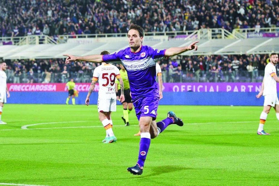 Giacomo Bonaventura of Fiorentina celebrates scoring against AS Roma in Florence on Monday. Agency photo