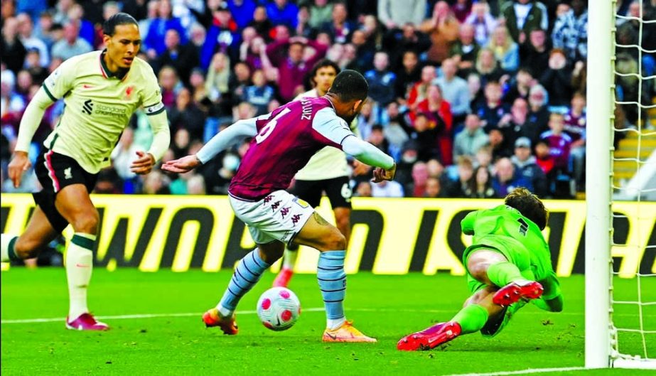Aston Villa's Douglas Luiz (center) scores against Liverpool during the English Premier League soccer match between Aston Villa and Liverpool at Villa Park in Birmingham, England on Tuesday. AP photo