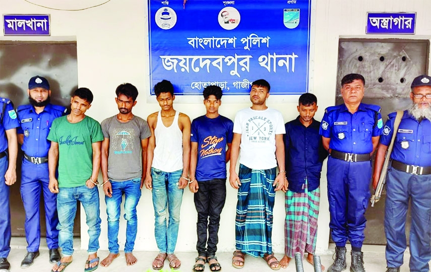 GAZIPUR (Sadar): Joydebpur police arrest six members of an organized gang of thieves from Epilion Fabrics in Gazipur's Sadar upazila on Tuesday.