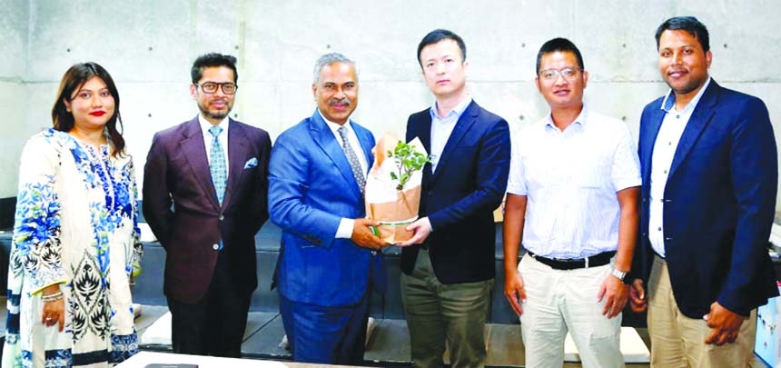 A delegation of Huawei Technologies (Bangladesh) Ltd paid a call on BGMEA President Faruque Hassan at its PR office in Gulshan recently.