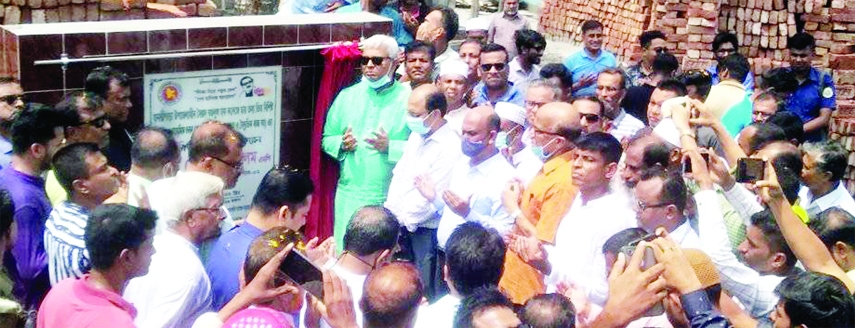 BANARIPARA (Barishal): Shah-e-Alam MP offers Munajat after lays the foundation stone of ICT Building of Baishari Syed Bazlul Huq University College as the Chief Guest on Thursday.