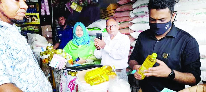 GAFARGAON (Mymensingh): A mobile court fines three traders for trading old soybean oil at high price in Gafargaon Municipal Town on Saturday. Mymensingh District Consumer Rights Protection Department and CAB jointly conducted the operation.