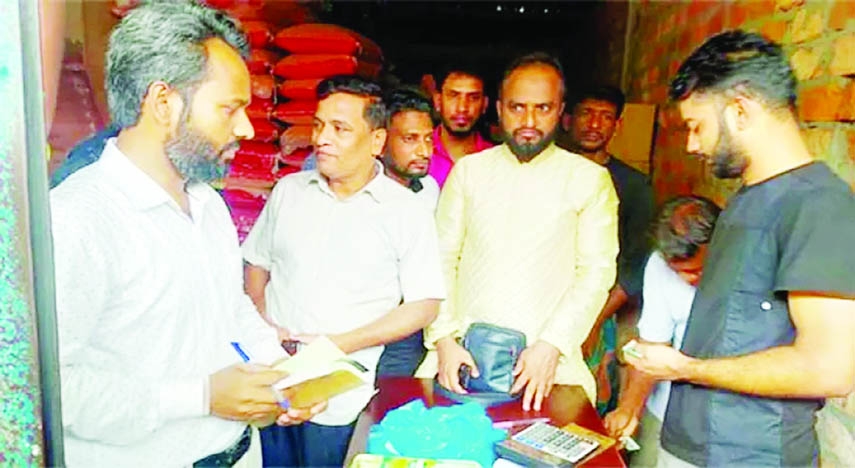 MOULVIBAZAR : Members of National Consumer Rights Protection Department inspect and seal a shop in Barlekha Upazila of Moulvibazar for illegally storing 3,500 liters of oil on Thursday .